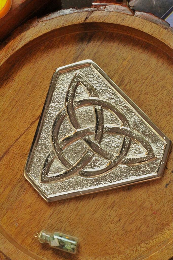 The Triquetra / Trinity Knot | Altar Tile
